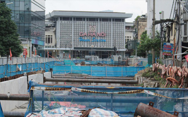 Ga ngam metro Nhon - ga Ha Noi dung thi cong: Thanh pho co “giai cuu“?