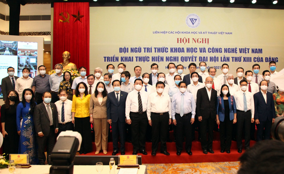 Thủ tướng Phạm Minh Chính cùng các đại biểu chụp ảnh lưu niệm tại Hội nghị toàn quốc "Đội ngũ trí thức khoa học và công nghệ Việt Nam triển khai thực hiện Nghị quyết Đại hội lần thứ XIII của Đảng".