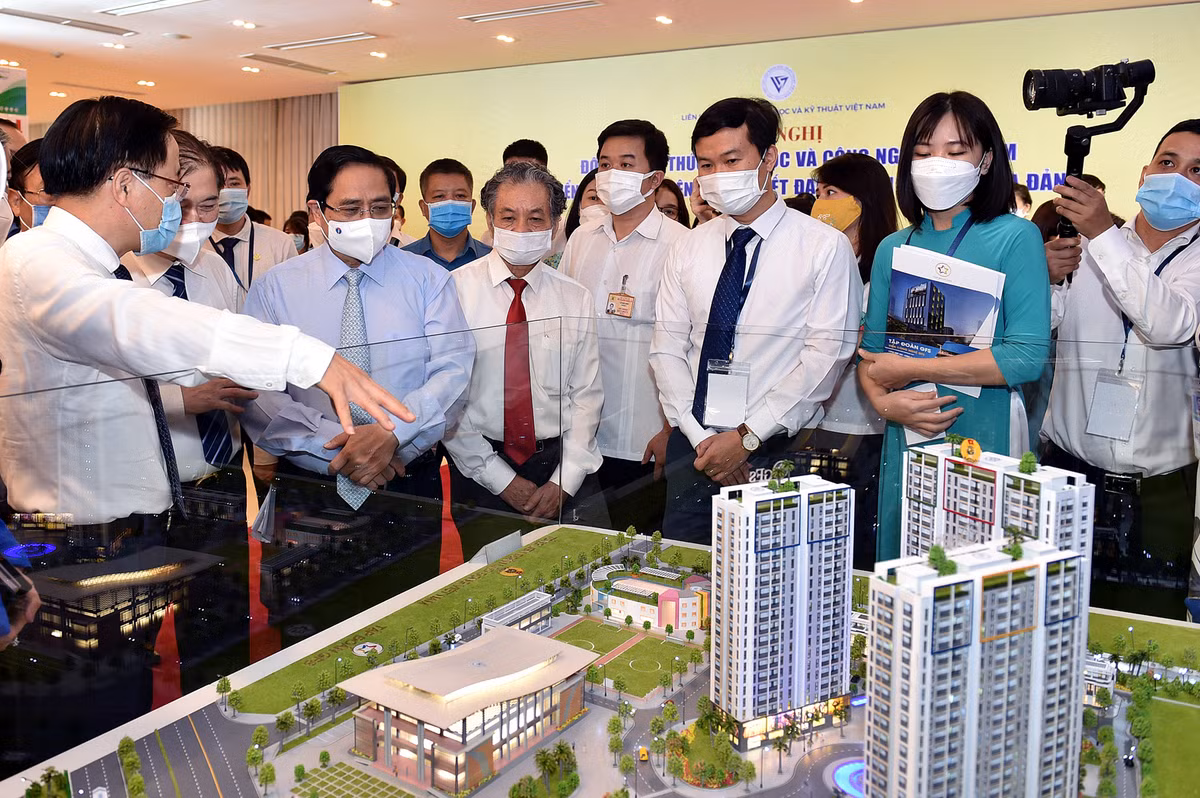 Thủ tướng Phạm Minh Chính tham quan và đánh giá cao những sản phẩm được tạo ra từ KH&amp;CN của các nhà khoa học, trí thức Việt Nam.