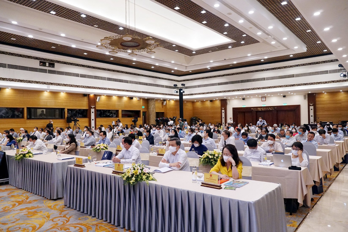 Khoảng 140 đại biểu tham gia trực tiếp và khoảng 2.000 đại biểu tham gia trực tuyến Hội nghị toàn quốc "Đội ngũ trí thức khoa học và công nghệ Việt Nam triển khai thực hiện Nghị quyết Đại hội lần thứ XIII của Đảng" tổ chức tại Trung tâm Hội nghị Quốc tế.