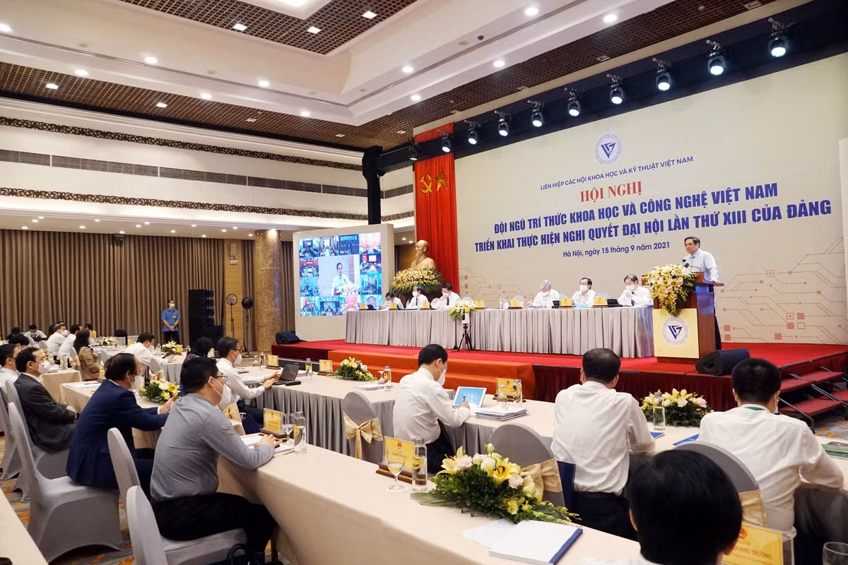 Thủ tướng Phạm Minh Chính phát biểu chỉ đạo Hội nghị. Thủ tướng nhấn mạnh, VUSTA là một trong những cái nôi ươm mầm KH&amp;CN hiệu quả, môi trường thuận lợi để tập hợp đội ngũ trí thức KH&amp;CN trong và ngoài nước phát huy tinh thần yêu nước, trách nhiệm công dân của đội ngũ trí thức, nơi để các trí thức KH&amp;CN thể hiện trí tuệ, sức sáng tạo và có những đóng góp tích cực cho đất nước. Đảng, Nhà nước luôn đánh giá cao sự nỗ lực và những kết quả của đội ngũ trí thức KH&amp;CN Việt Nam.