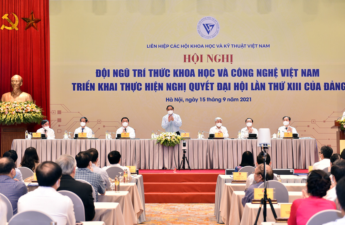 Đoàn Chủ tịch Hội nghị gồm: Thủ tướng Phạm Minh Chính cùng các ông Nguyễn Trọng Nghĩa, Trưởng Ban Tuyên giáo Trung ương; ông Đỗ Văn Chiến, Chủ tịch Ủy ban TW Mặt trận Tổ quốc Việt Nam; ông Huỳnh Thành Đạt, Bộ trưởng Bộ KH&amp;CN; ông Nguyễn Kim Sơn, Bộ trưởng Bộ Giáo dục và Đào tạo, ông Phan Xuân Dũng, Chủ tịch VUSTA và ông Phạm Quang Thao, Phó Chủ tịch VUSTA .