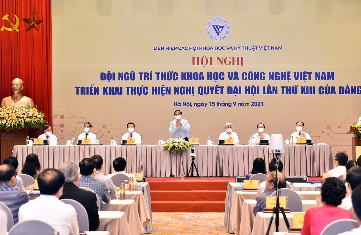 Đoàn Chủ tịch Hội nghị gồm: Thủ tướng Phạm Minh Chính cùng các ông Nguyễn Trọng Nghĩa, Trưởng Ban Tuyên giáo Trung ương; ông Đỗ Văn Chiến, Chủ tịch Ủy ban TW Mặt trận Tổ quốc Việt Nam; ông Huỳnh Thành Đạt, Bộ trưởng Bộ KH&amp;CN; ông Nguyễn Kim Sơn, Bộ trưởng Bộ Giáo dục và Đào tạo, ông Phan Xuân Dũng, Chủ tịch VUSTA và ông Phạm Quang Thao, Phó Chủ tịch VUSTA .