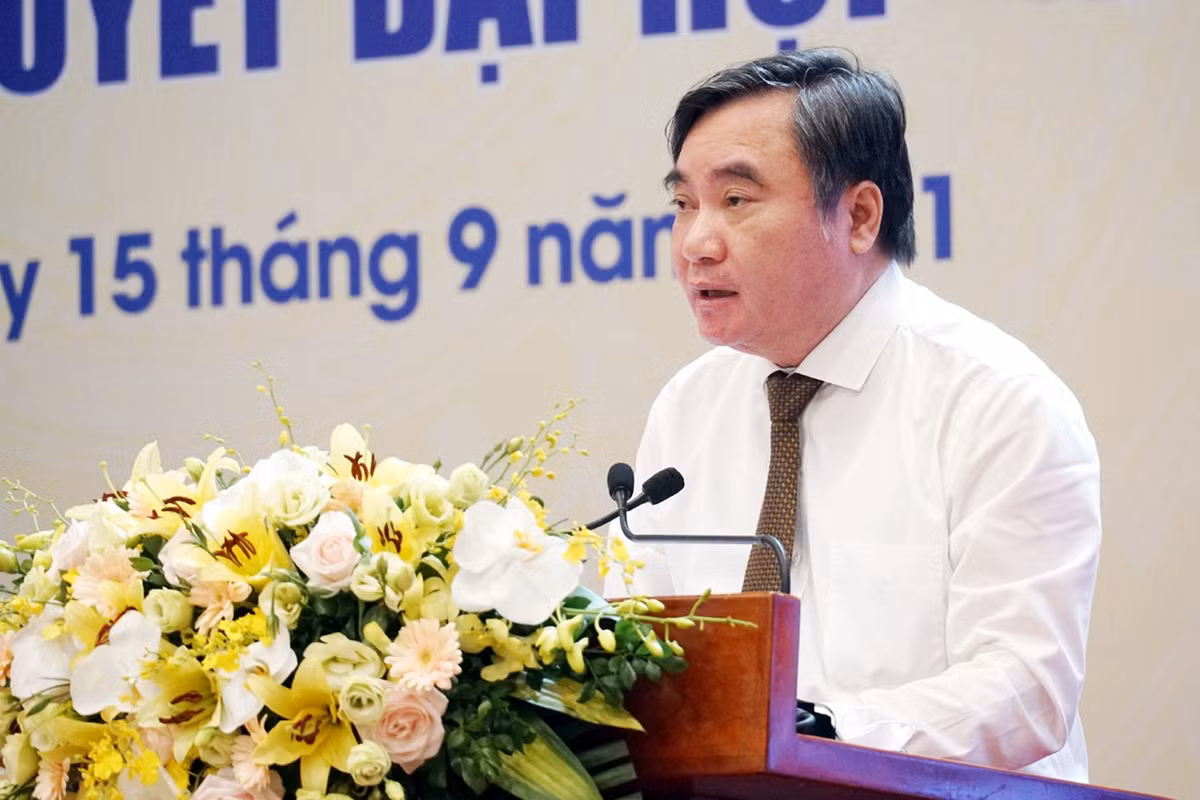 PGS.TS Phạm Quang Thao, Phó Chủ tịch VUSTA trình bày báo cáo “Mục tiêu, nhiệm vụ, giải pháp chủ yếu của Liên hiệp các Hội KH&amp;KT Việt Nam nhằm thực hiện Nghị quyết Đại hội lần thứ XIII của Đảng”.