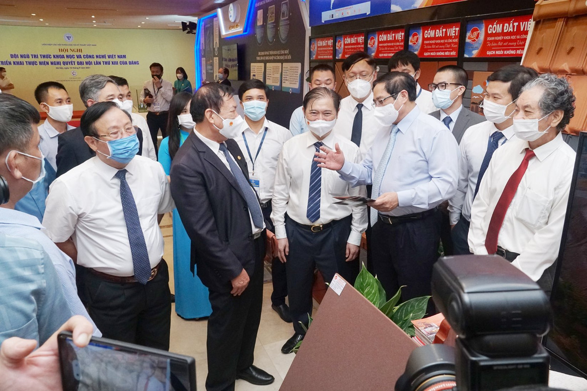 Thủ tướng Phạm Minh Chính xem sản phẩm gốm của Công ty Gốm Đất Việt (Quảng Ninh).