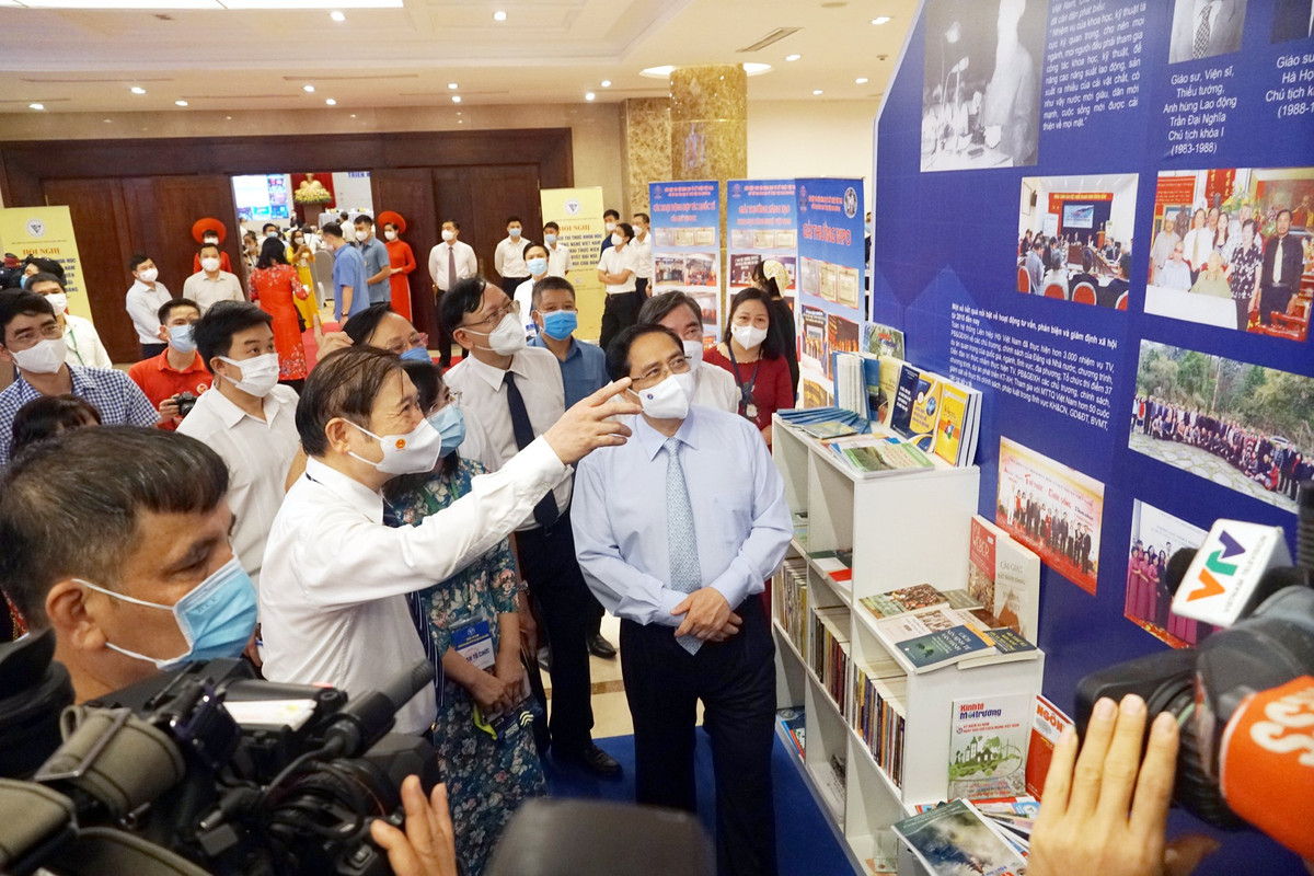 TSKH Phan Xuân Dũng giới thiệu về truyền thống của VUSTA thông qua khu triển lãm của Nhà xuất bản Tri thức.