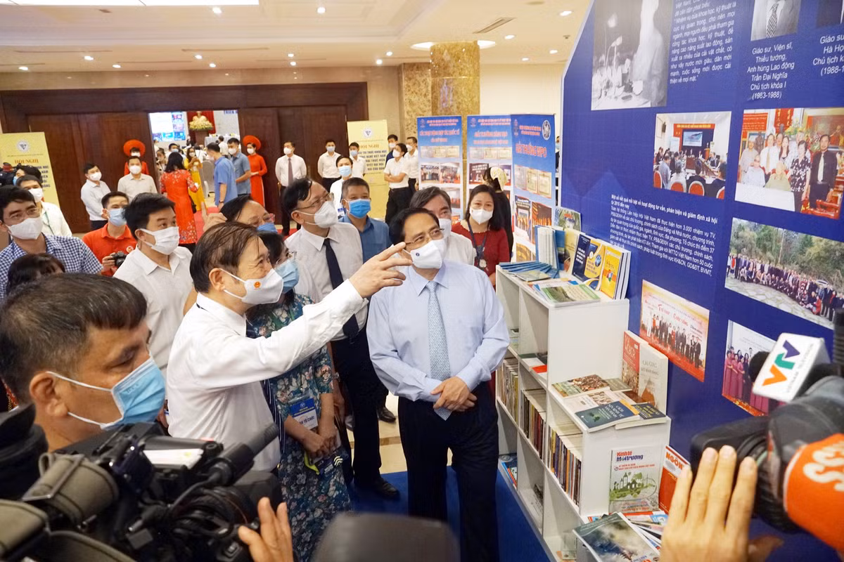 TSKH Phan Xuân Dũng giới thiệu về truyền thống của VUSTA thông qua khu triển lãm của Nhà xuất bản Tri thức.