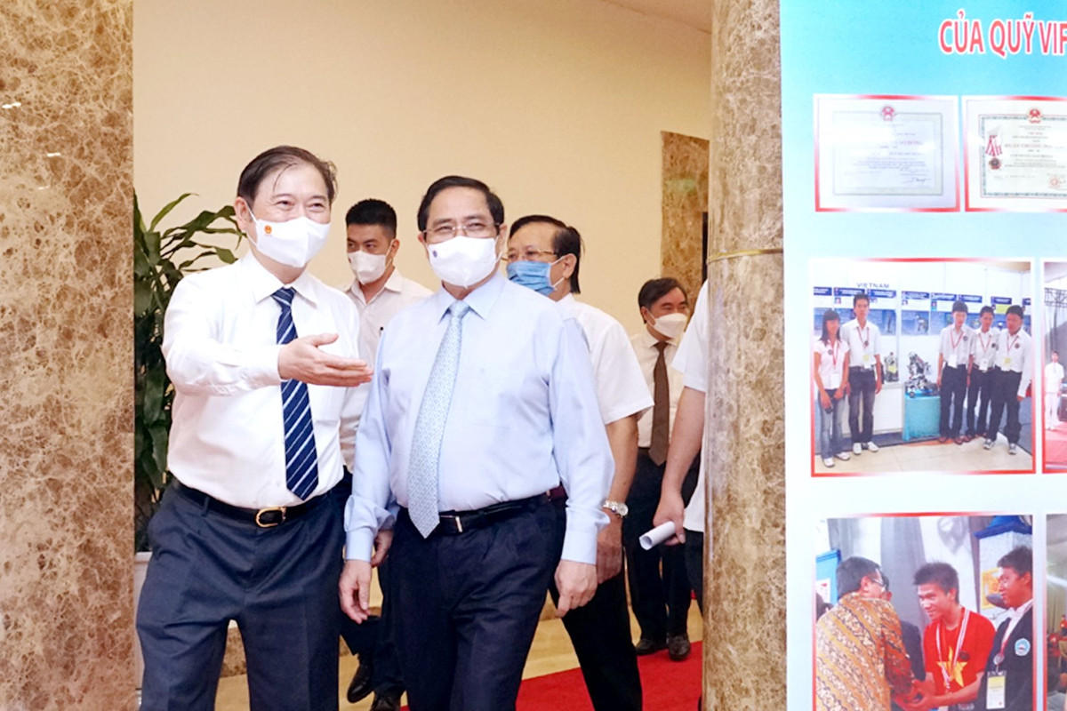 TSKH Phan Xuân Dũng mời Thủ tướng Phạm Minh Chính tham quan triển lãm thành tựu KH&amp;CN.