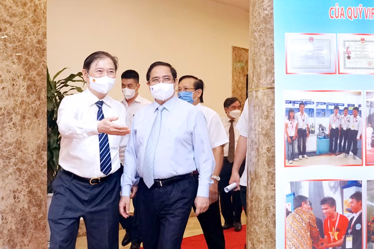 TSKH Phan Xuân Dũng mời Thủ tướng Phạm Minh Chính tham quan triển lãm thành tựu KH&amp;CN.