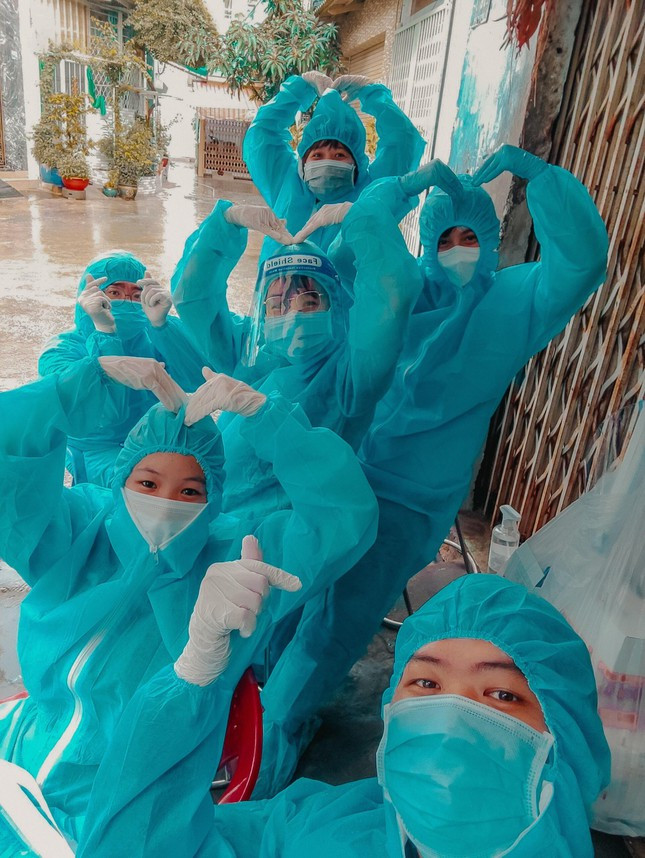 Bi ket lai TP HCM, co gai tham gia chong dich va tro tai lam banh-Hinh-3