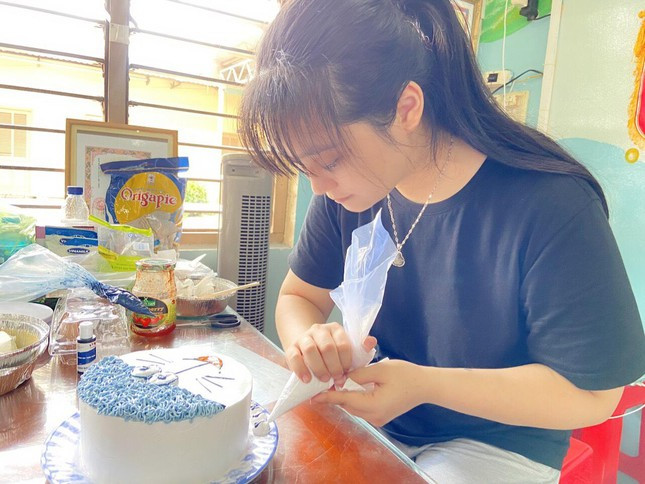 Bi ket lai TP HCM, co gai tham gia chong dich va tro tai lam banh-Hinh-5