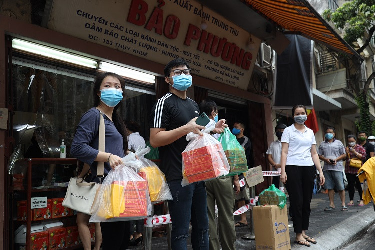Trước đó, ngày 15/9, UBND Thụy Khuê (Tây Hồ) đã yêu cầu tiện bánh trung thu Bảo Phương đóng cửa vì để người dân xếp hàng chờ mua bánh, không đảm bảo yêu cầu phòng chống dịch COVID-19.