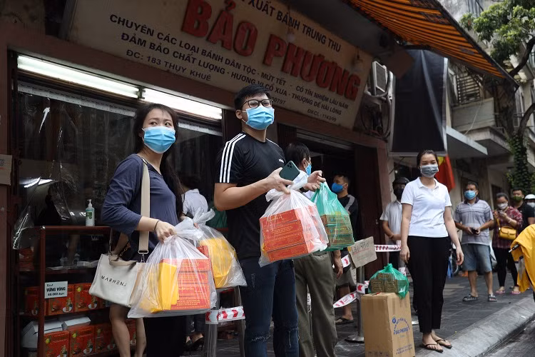 Trước đó, ngày 15/9, UBND Thụy Khuê (Tây Hồ) đã yêu cầu tiện bánh trung thu Bảo Phương đóng cửa vì để người dân xếp hàng chờ mua bánh, không đảm bảo yêu cầu phòng chống dịch COVID-19.