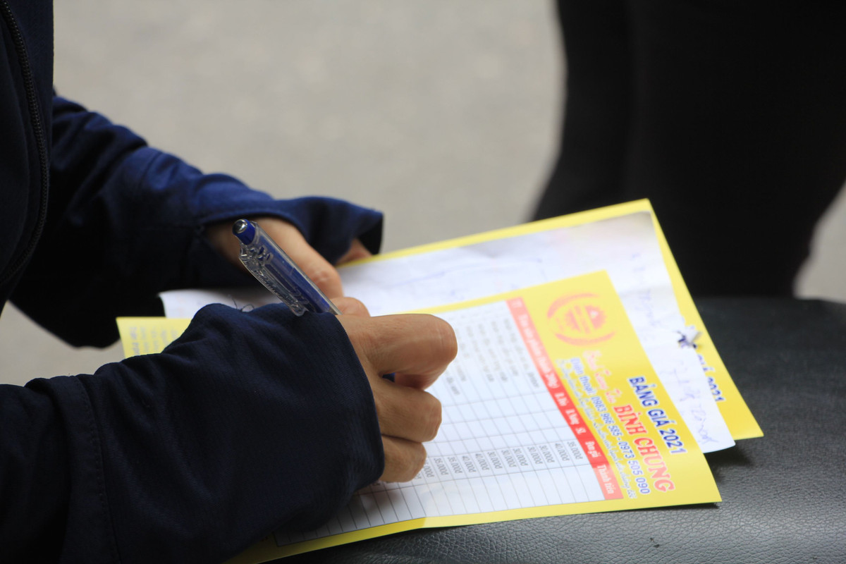 Người mua bánh trung thu được phát phiếu ghi, đăng ký loại bánh để thuận lợi mua bán, tránh chen lấn.