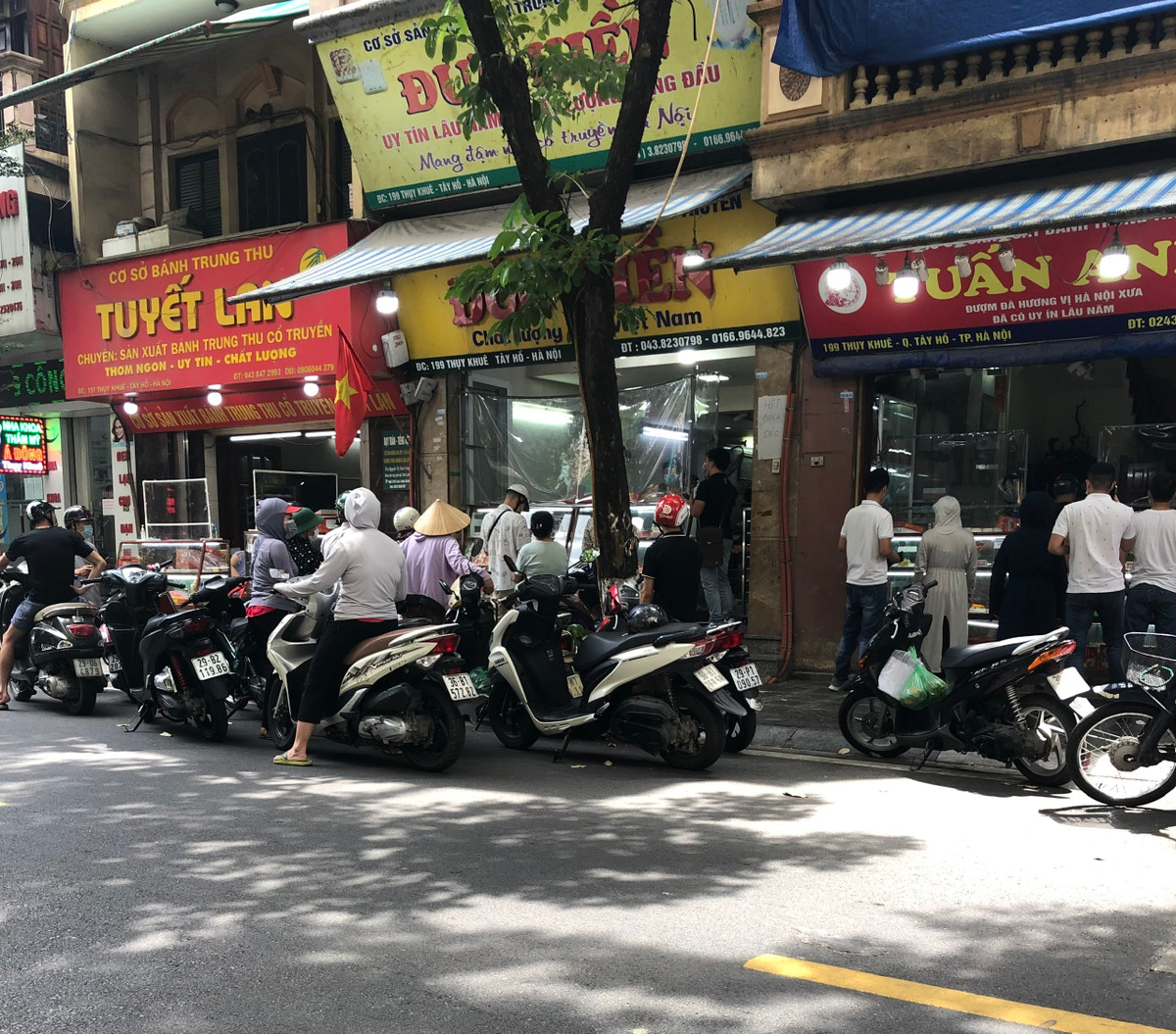 Do cửa hàng bánh trung thu Bảo Phương đóng cửa nên nhiều cửa hàng bánh bên cạnh được "bán ké". Tuy nhiên, tình trạng tập trung đông người, không giữ khoảng cách vẫn diễn ra tại đây.