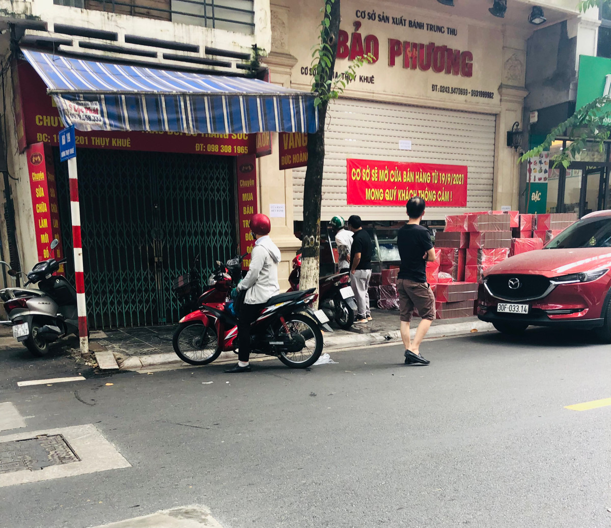 Nhiều người vẫn cố níu lại để gặng hỏi, xin mua 1 - 2 chiếc bánh nhưng phải được phép của chủ cửa hàng.