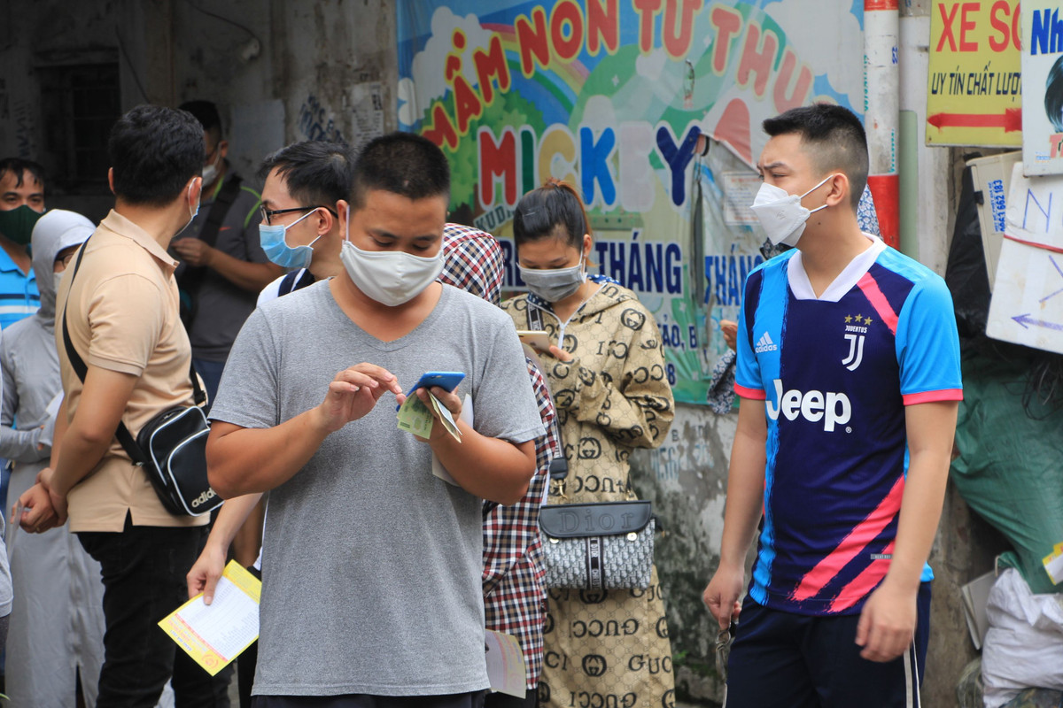 Nhiều người phải chờ 30 phút - 1 tiếng để mua bánh trung thu.