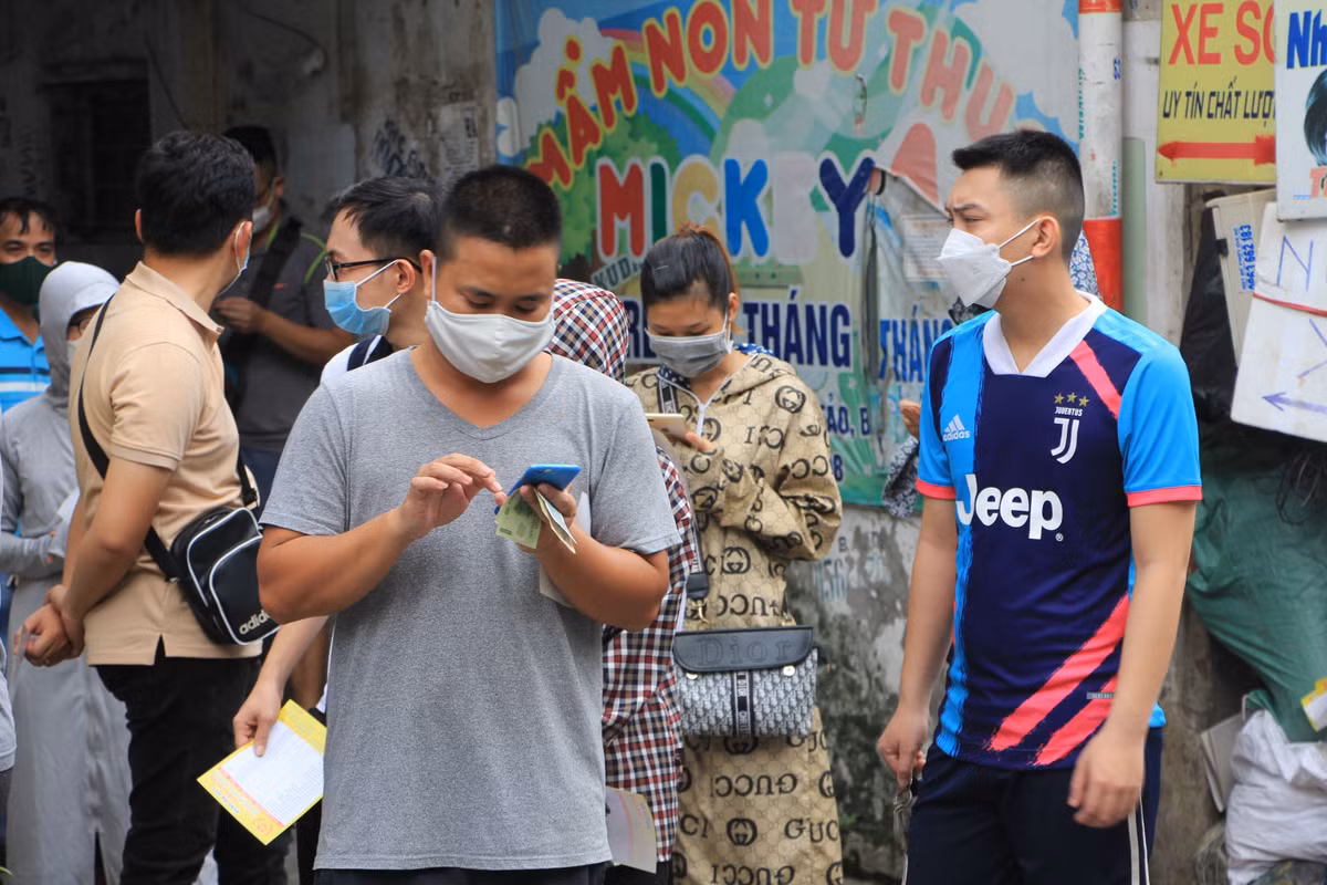 Nhiều người phải chờ 30 phút - 1 tiếng để mua bánh trung thu.