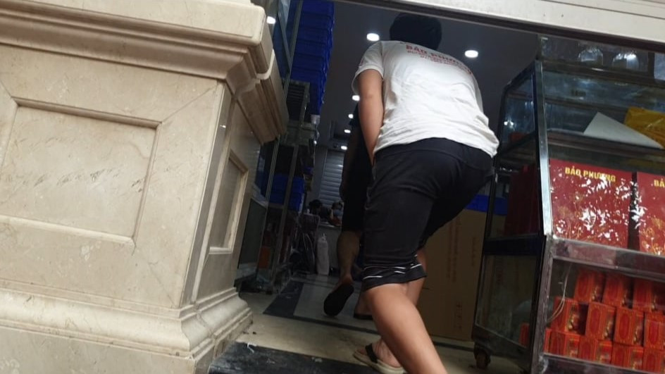 Đội ngũ nhân viên vẫn tất bật làm việc bên trong.