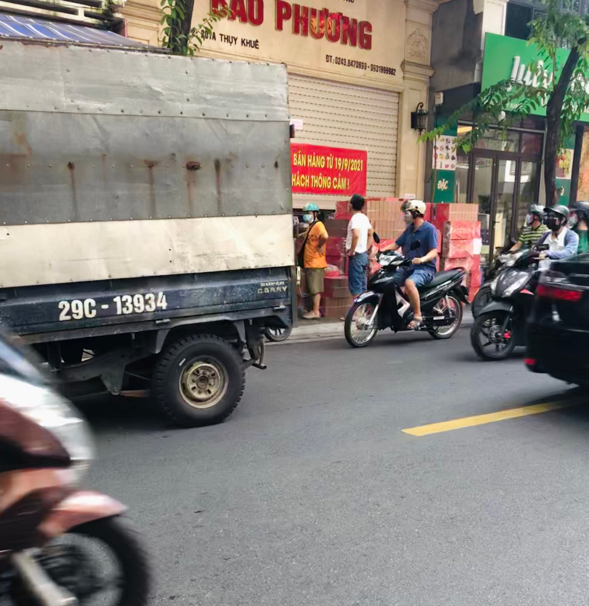 Tại cơ sở số 201A Thụy Khuê (Tây Hồ), nhân viên trong tiệm bánh vẫn đang làm việc, hàng hóa được chuyển đến chất đống tại trước cửa hàng.