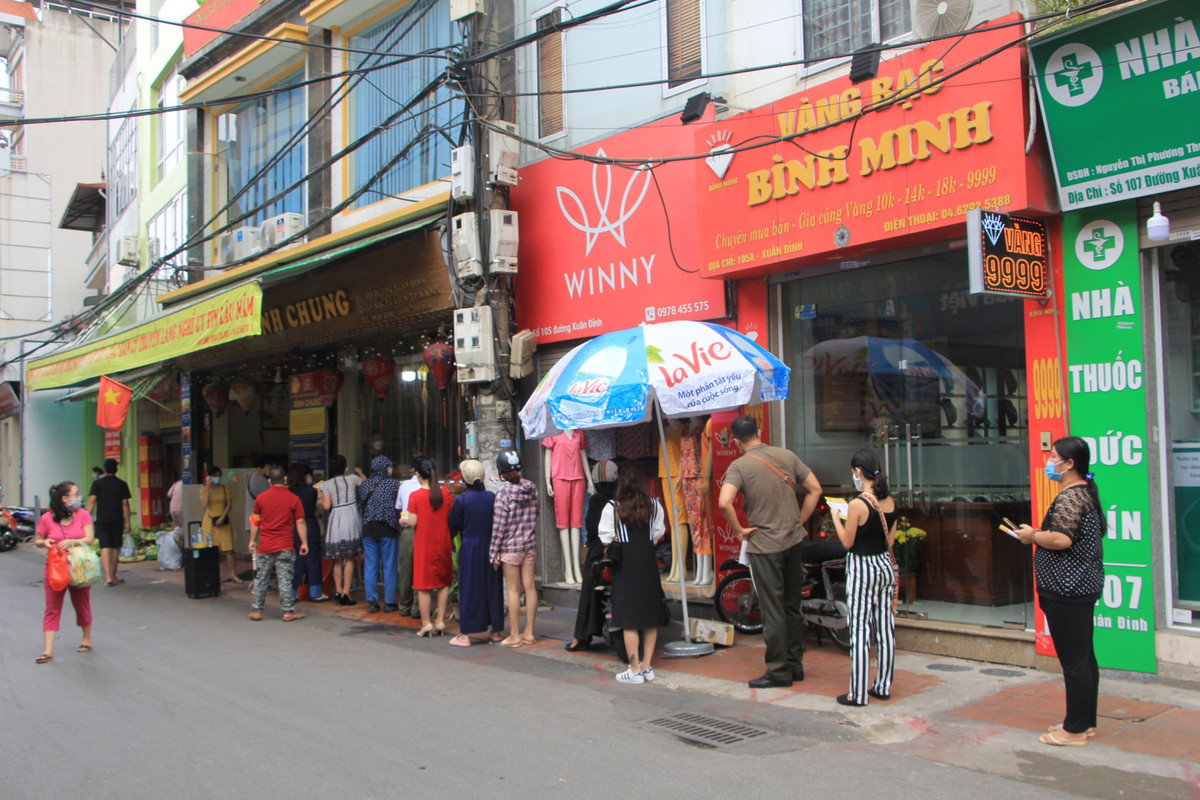 Rất nhiều người xếp hàng chờ mua bánh, mặc dù thời tiết nắng giữa trưa.