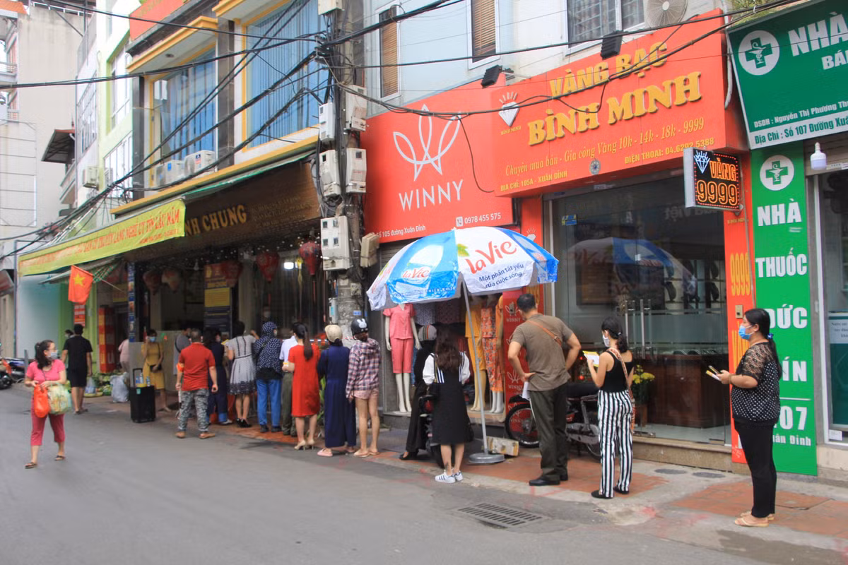 Rất nhiều người xếp hàng chờ mua bánh, mặc dù thời tiết nắng giữa trưa.