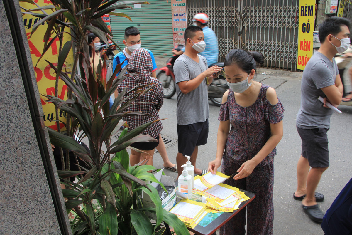 Cơ sở này hướng dẫn, yêu cầu người mua bánh xếp hàng, đảm bảo khoảng cách, rửa tay sát khuẩn để đảm bảo an toàn.