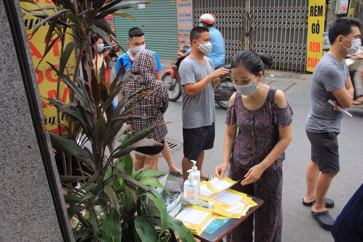 Cơ sở này hướng dẫn, yêu cầu người mua bánh xếp hàng, đảm bảo khoảng cách, rửa tay sát khuẩn để đảm bảo an toàn.