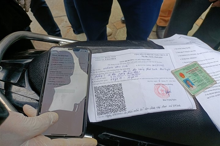 Thanh nien dung giay di duong ma QR Code viet tay duoc giai oan