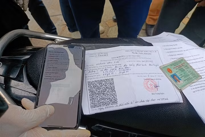 Thanh nien dung giay di duong ma QR Code viet tay duoc giai oan