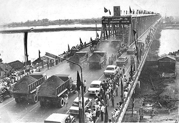  Cầu Chương Dương: Bắc qua sông Hồng, trên quốc lộ 1A tại km170+200 địa phận Hà Nội, nối liền quận Hoàn Kiếm với quận Long Biên (Hà Nội). Đây là cây cầu lớn lần đầu tiên được thiết kế và thi công tại Việt Nam không cần có sự trợ giúp kỹ thuật của các kỹ sư nước ngoài. 