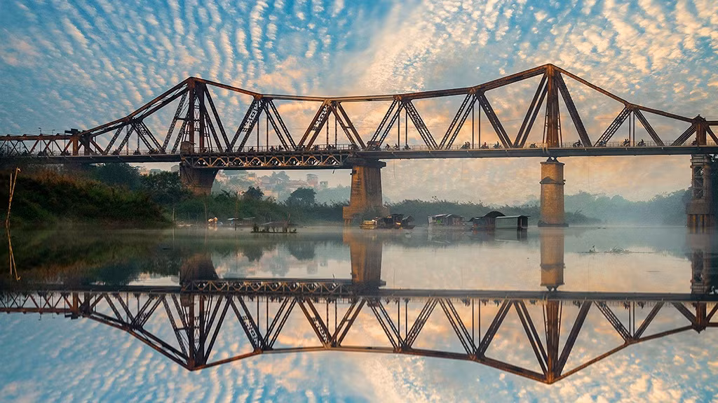  Cầu Long Biên: Cầu do Pháp xây dựng (1898–1902), đặt tên là cầu Doumer, theo tên của Toàn quyền Đông Dương lúc đó là Paul Doumer. Cầu Long Biên là cây cầu thép đầu tiên bắc qua sông Hồng nối quận Hoàn Kiếm với quận Long Biên của Hà Nội.