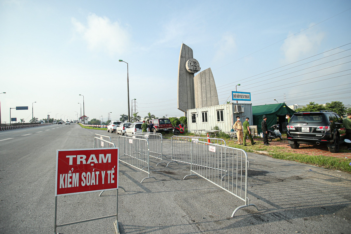 Mỗi chốt kiểm soát dịch sẽ có ít nhất 16 cán bộ chiến sĩ tham gia trực chốt, được chia ra làm 4 ca/1 ngày.