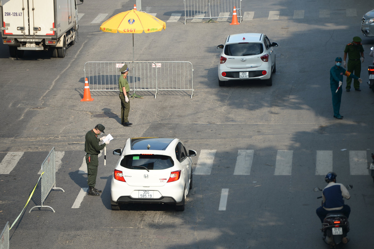 Nhiều chiến sĩ không quản ngại nắng nóng để thực thi nhiệm vụ với niềm tin Hà Nội sẽ chiến thắng dịch bệnh. &gt;&gt;&gt; Mời quý độc giả xem video: Hai thanh niên dùng dao tấn công Công an chốt kiểm dịch