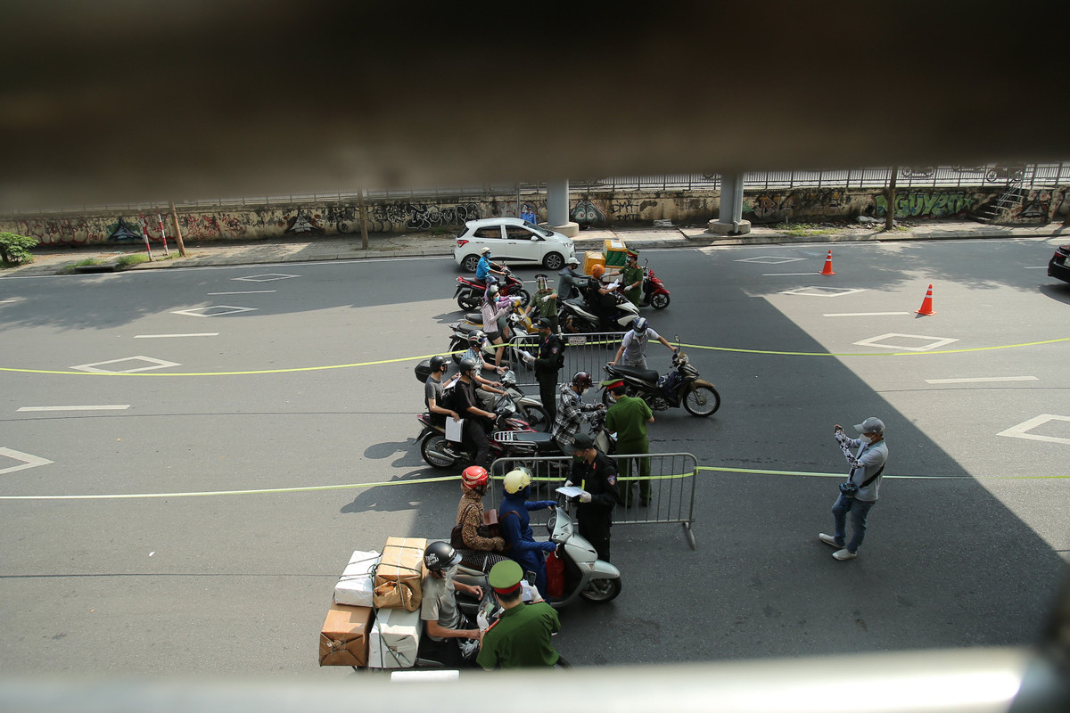 Lực lượng chức năng phân chia thành 4 luồng để thuận tiện cho việc kiểm tra giấy tờ của người dân tại chốt kiểm soát cầu Chương Dương.