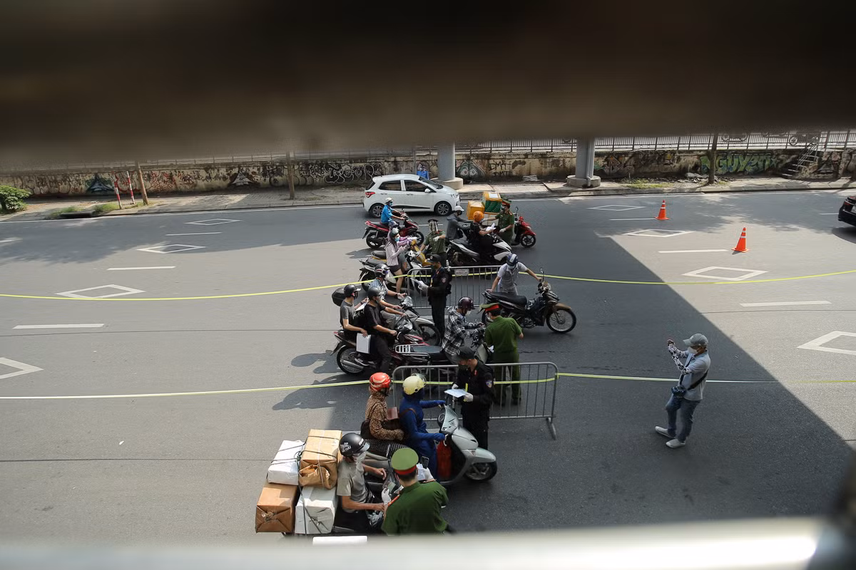 Lực lượng chức năng phân chia thành 4 luồng để thuận tiện cho việc kiểm tra giấy tờ của người dân tại chốt kiểm soát cầu Chương Dương.