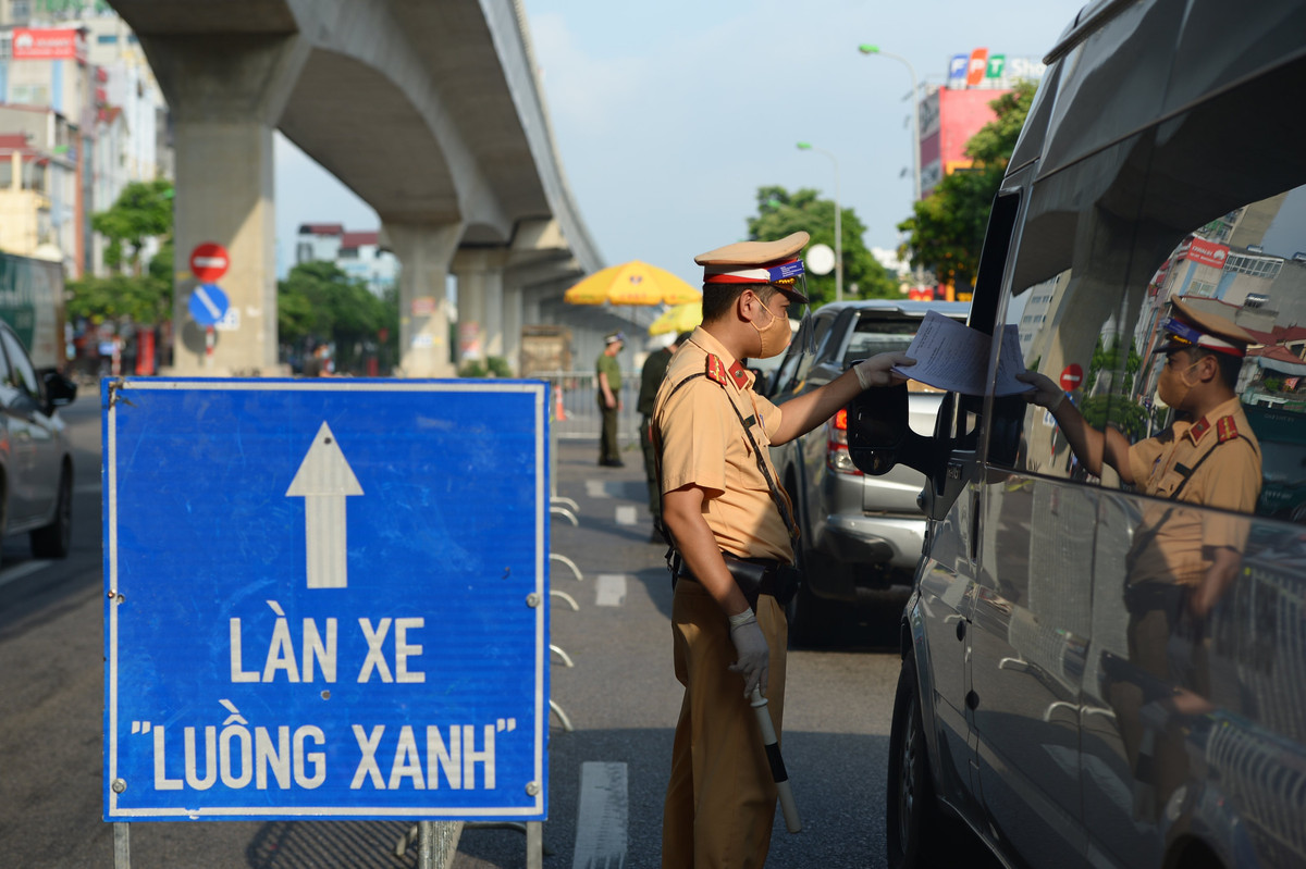 Trên Quốc lộ 32, chốt kiểm soát dịch được lập tại đường Hồ Tùng Mậu.