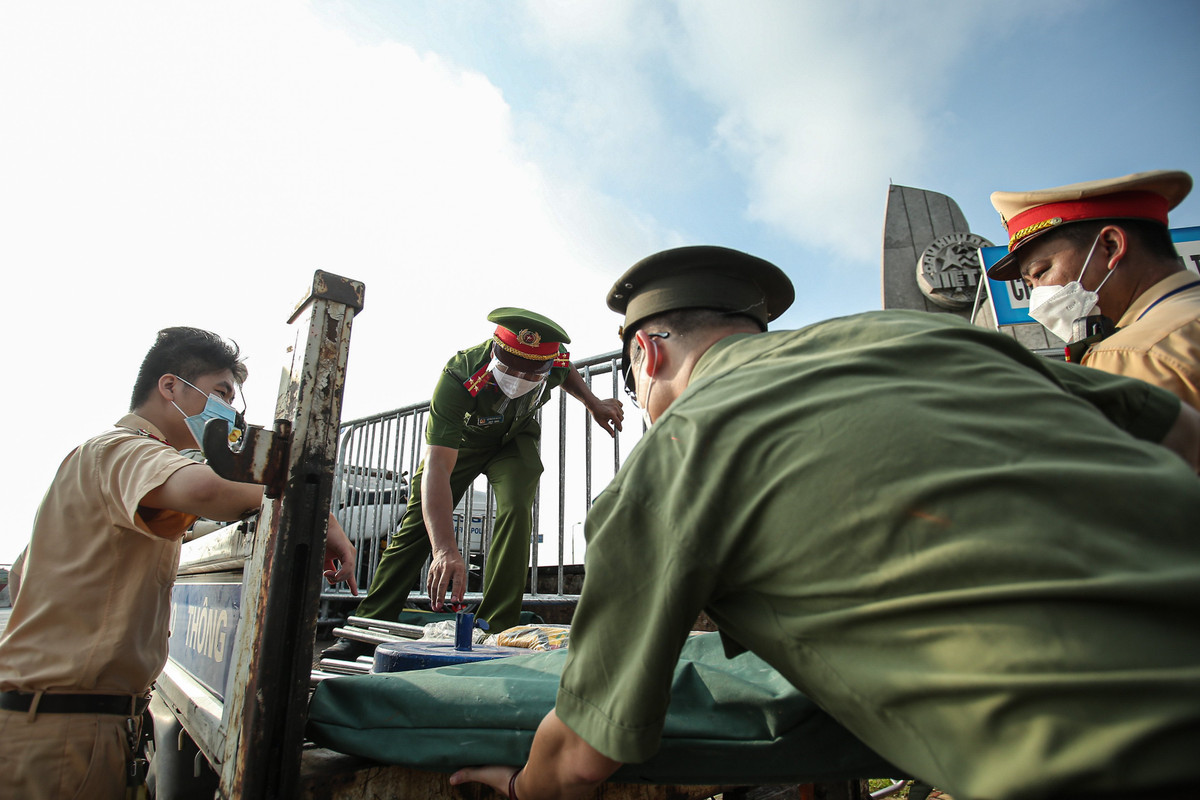 Sáng 4/9, đã có 39 chốt kiểm soát dịch bệnh COVID-19 mới được lập tại các khu vực trọng điểm, mật độ phương tiện tham gia giao thông lớn.