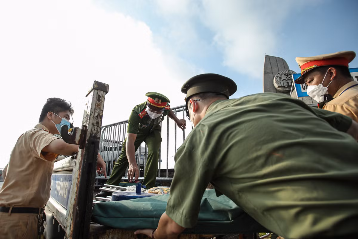 Sáng 4/9, đã có 39 chốt kiểm soát dịch bệnh COVID-19 mới được lập tại các khu vực trọng điểm, mật độ phương tiện tham gia giao thông lớn.