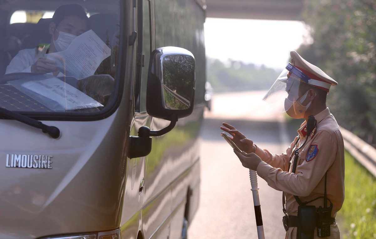 Người dân khi qua các chốt kiểm soát dịch COVID-19 cần chuẩn bị đầy đủ các giấy tờ cần thiết theo mẫu của Công an TP. Hà Nội.