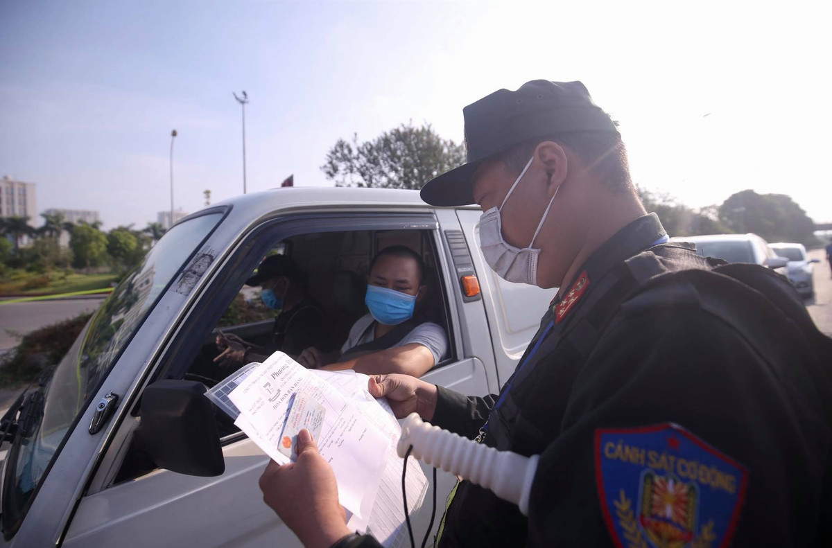 Tất cả người ra đường đều buộc phải có giấy đi đường hợp lệ.