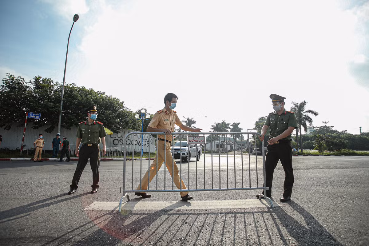 Lực lượng chức năng dựng rào chắn, barie tại chốt kiểm soát cầu Thăng Long thuận lợi cho việc kiểm tra giấy tờ của người dân.
