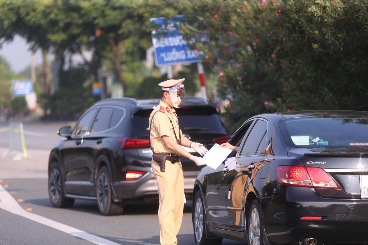 Các phương tiện khi đi qua chốt tại Đại lộ Thăng Long đều được kiểm tra theo đúng quy định.