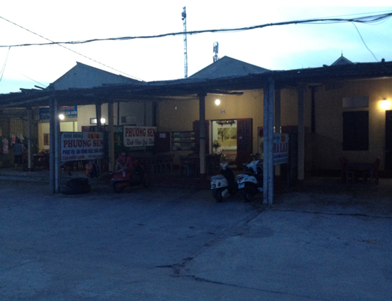 Theo phản ánh của báo chí, vào mùa du lịch, mỗi cô gái ở đây phải tiếp từ 25-30 khách trong một ngày.