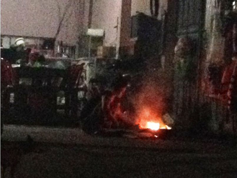 Tuy nhiên, cũng có một số thời điểm vắng khách trong năm. (Ảnh: một cô gái "đốt vía" do ế khách)