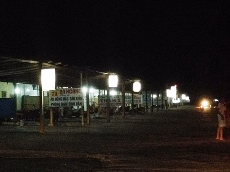 Các ki ốt nằm sát nhau theo dọc bờ biển.