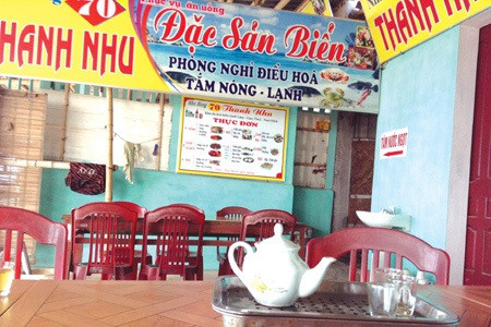 Tại các nhà hàng, ki ốt là những món "đặc sản biển" của Quất Lâm với phòng nghỉ điều hòa, tắm nóng lạnh nhưng rất đơn giản, xập xệ.