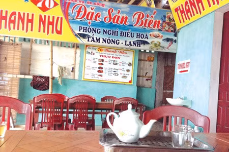 Tại các nhà hàng, ki ốt là những món "đặc sản biển" của Quất Lâm với phòng nghỉ điều hòa, tắm nóng lạnh nhưng rất đơn giản, xập xệ.