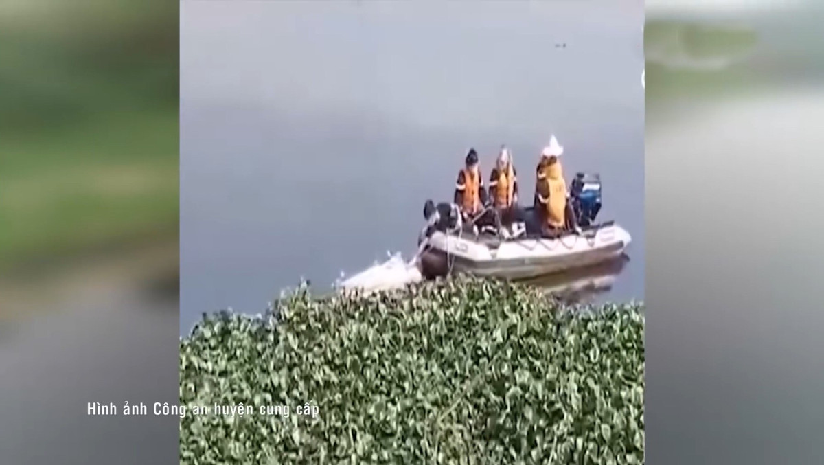 Đến trưa ngày 27/10/2020, nỗ lực của lực lượng cứu hộ cũng có kết quả khi phát hiện ra thi thể cháu H. đang trôi dạt về phía cổng làng Gia Khánh.