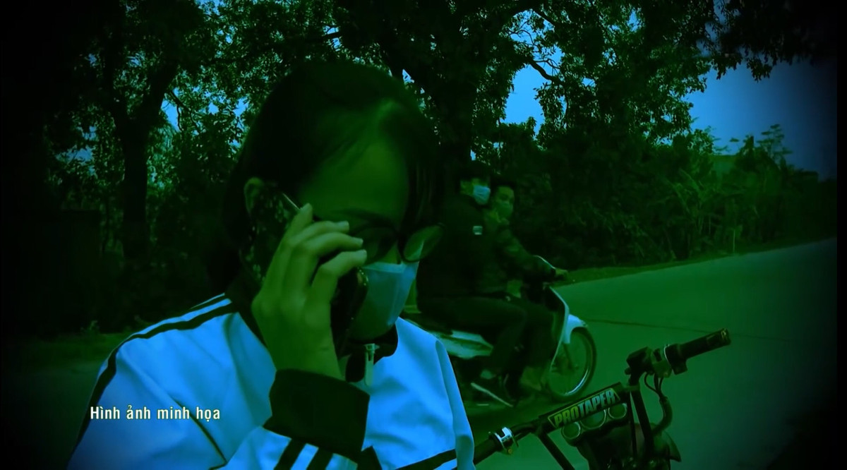 Theo đó, khoảng 18h ngày 23/10/2020, đối tượng rủ một người bạn tên Quân đi trộm đồ tại một công trình trên địa bàn xã Tiền phong, huyện Thường Tín. Khi đi qua đoạn đường đê sông Nhuệ, Trung thấy nạn nhân đang đứng cạnh xe đạp điện nói chuyện điện thoại nên nảy sinh ý định cướp tài sản để bán lấy tiền mua ma túy.